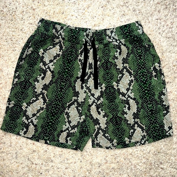 Woven Jim Snake Print Short Sleeve shirt and shorts set! - Picture 10 of 12